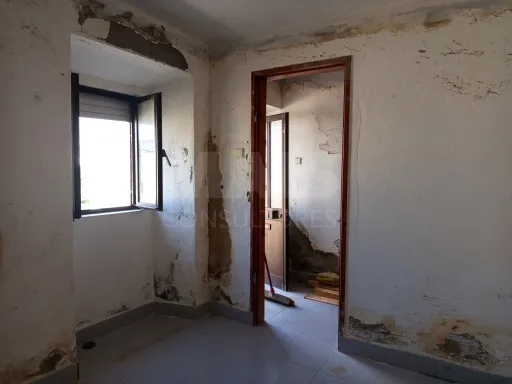 Farm with two ruined houses, well and annex with studio!