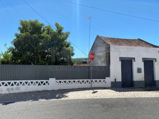Moradia com Logradouro para Remodelar