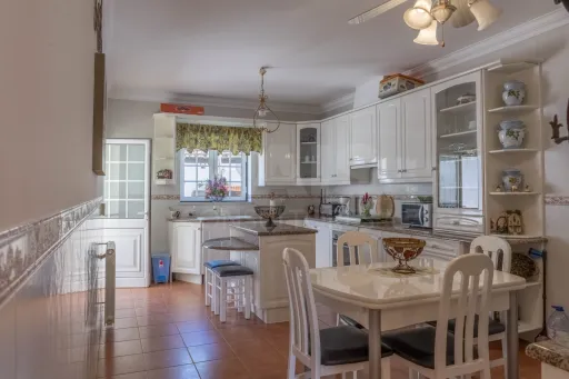 Moradia T4, centro do Cadaval, com garagem