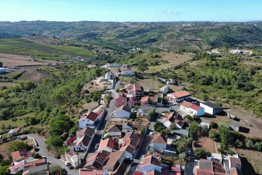 Moradia Térrea Renovada– Com dois Magníficos Espaços Exteriores