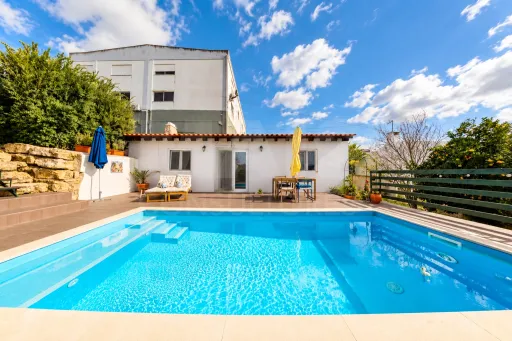 Moradia T2 com anexo T1, piscina e terreno de 1.000 m², em Torres Vedras