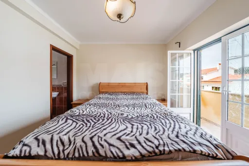 Moradia T4 em Olho Marinho | 260m² | Lote 734m²