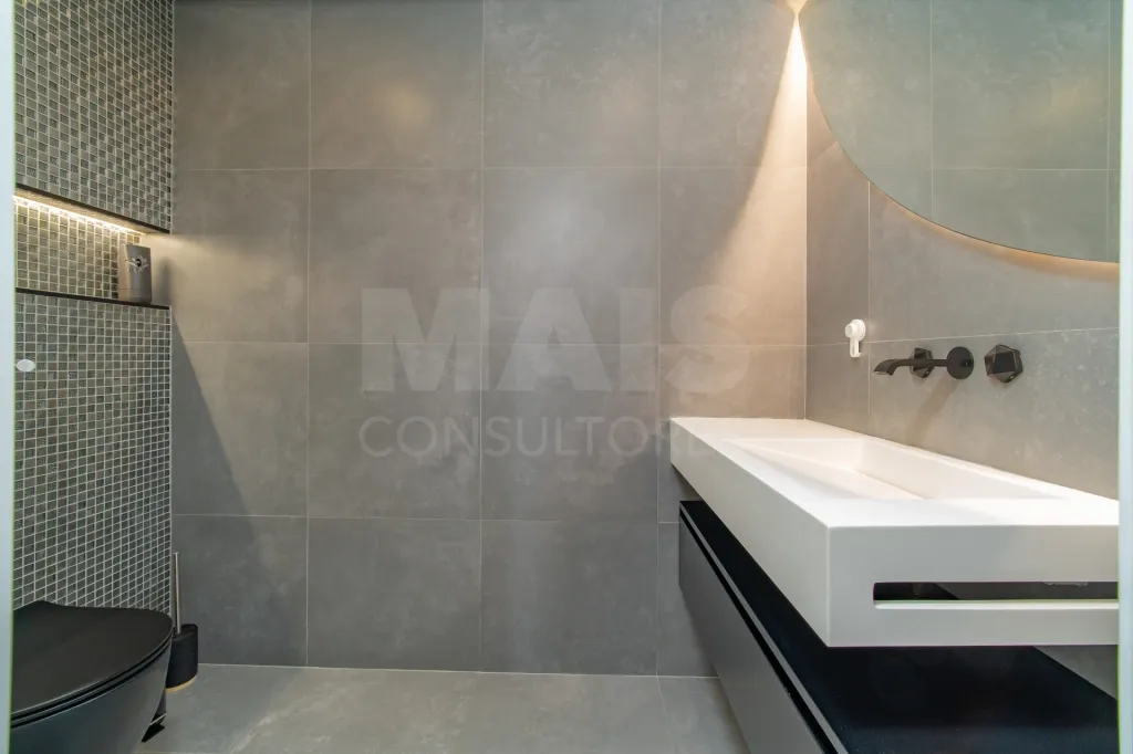 Apartamento T4 Remodelado | 210 m² | Parqueamento e Arrecadação