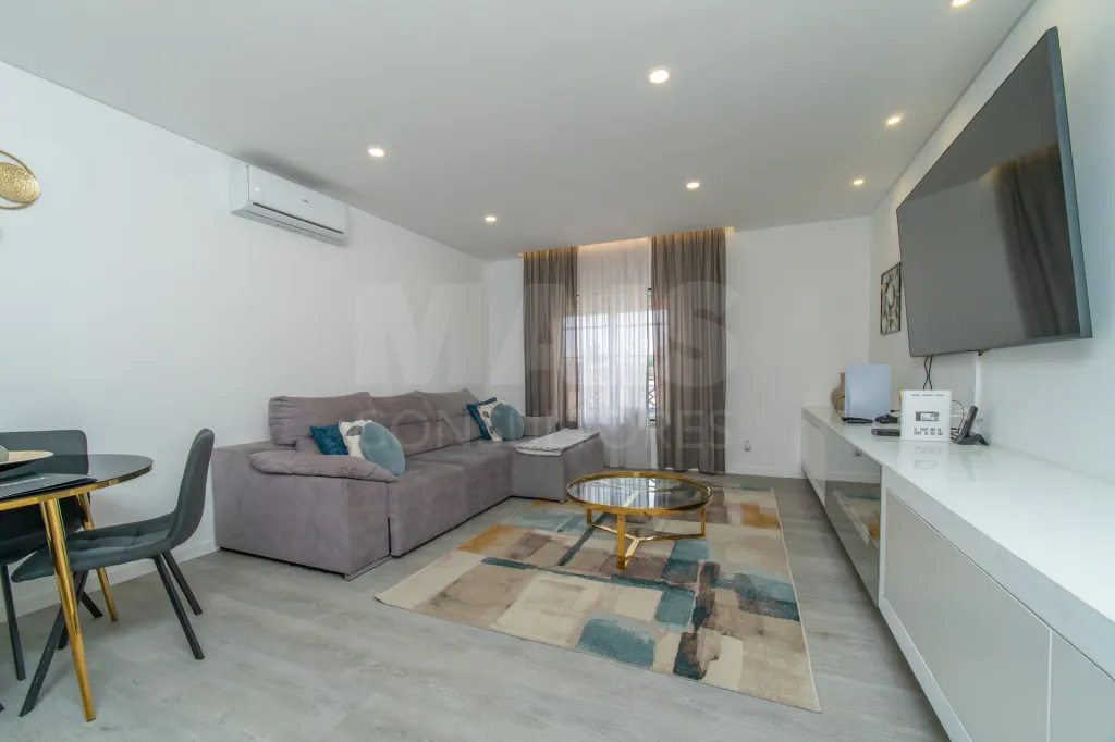 Apartamento T4 Remodelado | 210 m² | Parqueamento e Arrecadação