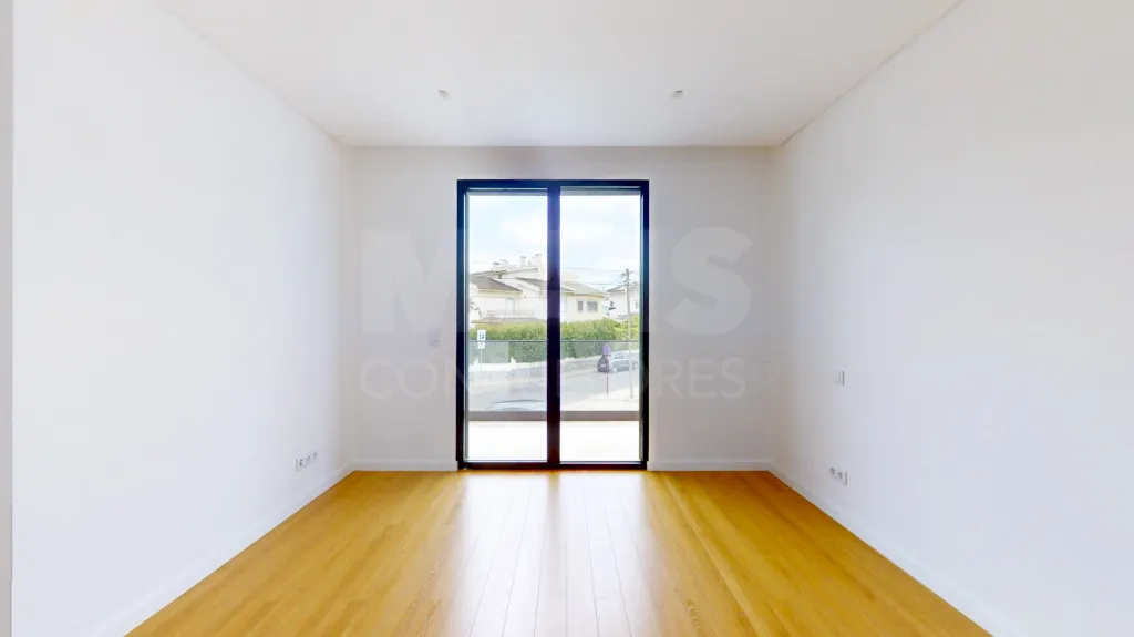 Moradia nova com piscina T4 em Linda a Velha