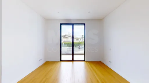Moradia nova com piscina T4 em Linda a Velha
