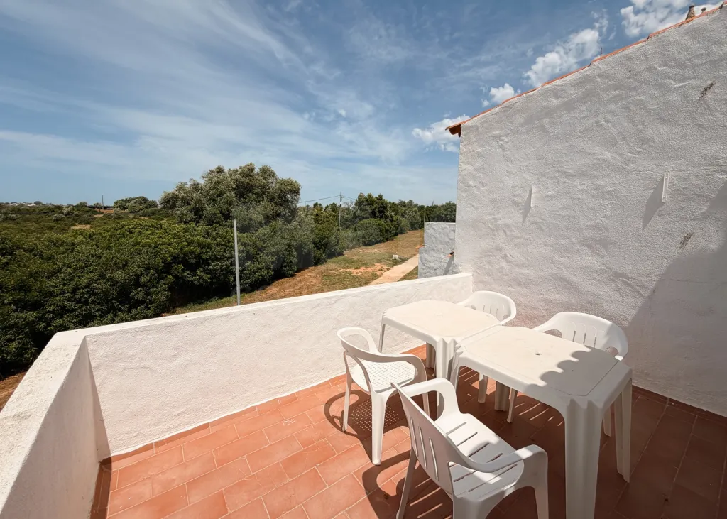 T1 na Vila Senhora da Rocha | Praia a 70 m | 4 Piscinas | 9 Hectares de Jardins| Caminhadas em Segurança Porches – Lagoa – Algarve | T1 onde pode deixar o carro estacionado e viver o Algarve a pé.