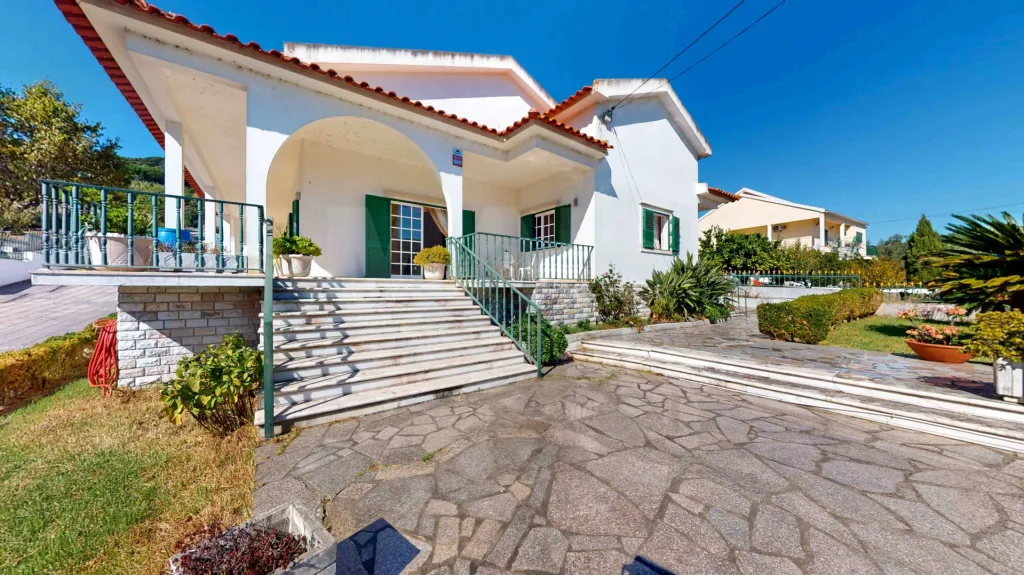 Moradia T5, na calhandriz com piscina