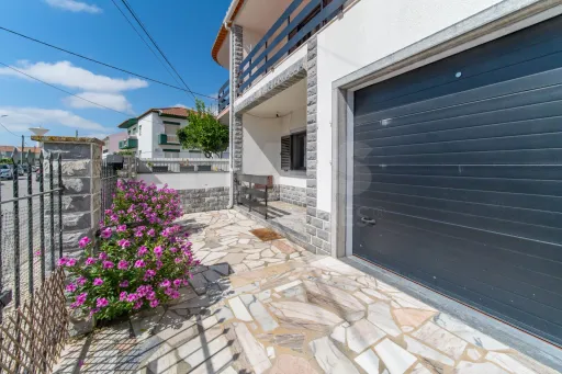 4-Bedroom House in Downtown Samora Correia