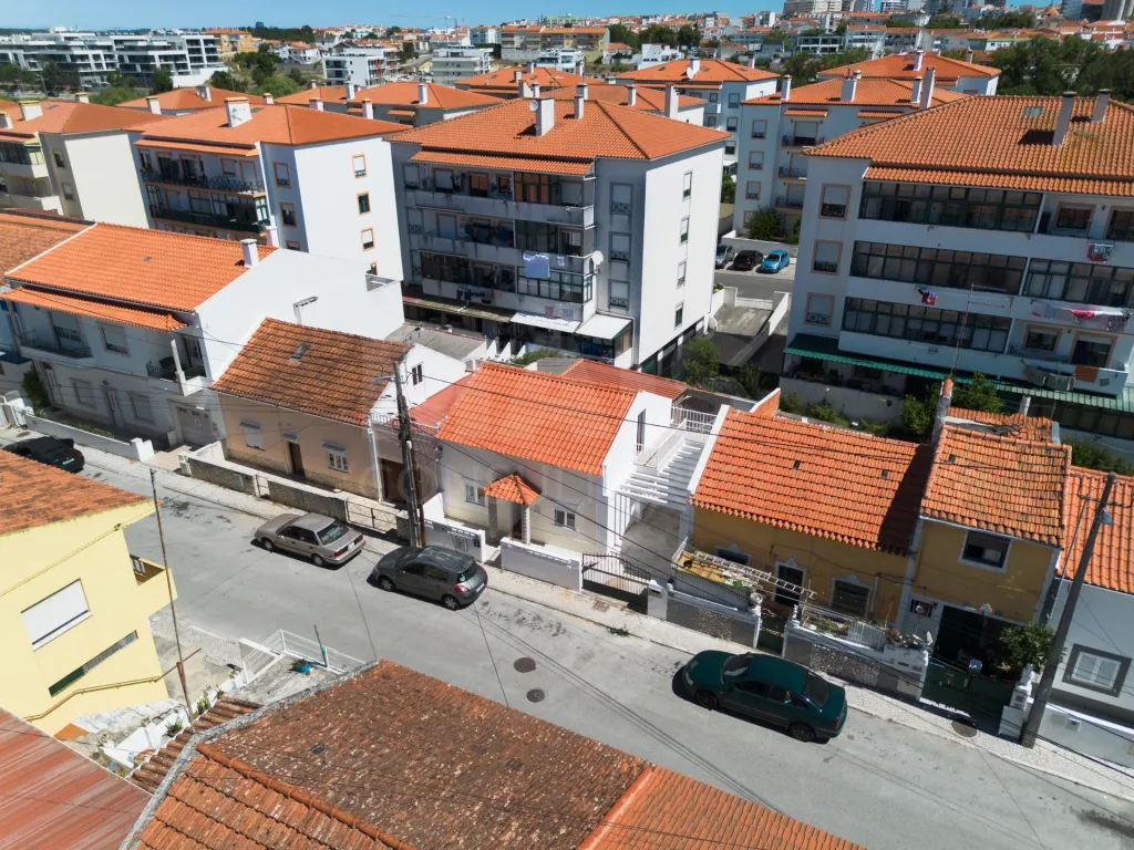 Moradia Térrea T3 com sótão aproveitado , estacionamento e espaço exterior