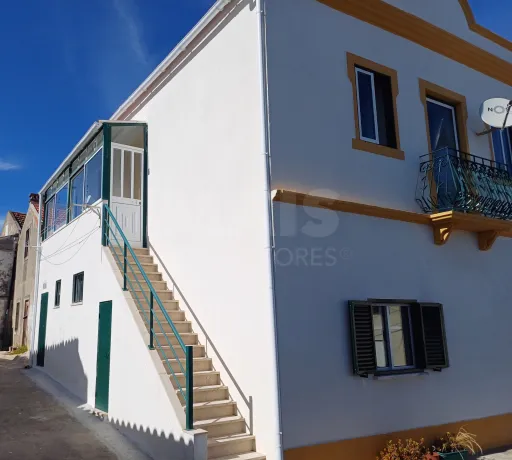 Moradia de charme no Cadaval com dois pisos T5 com 118m2 totalmente renovada.