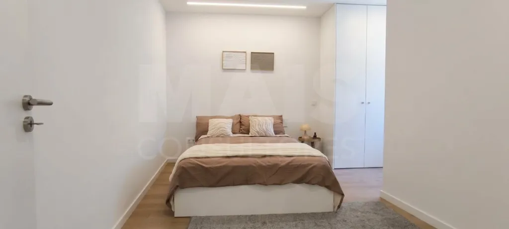 Moradia T3 em Santa Catarina | Mobilada e Decorada, com Terraço e Estacionamento