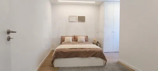 Moradia T3 em Santa Catarina | Mobilada e Decorada, com Terraço e Estacionamento