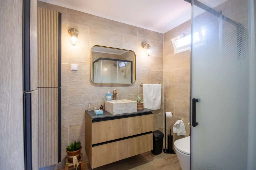 Moradia T2 + 1 com armazém de 138m²