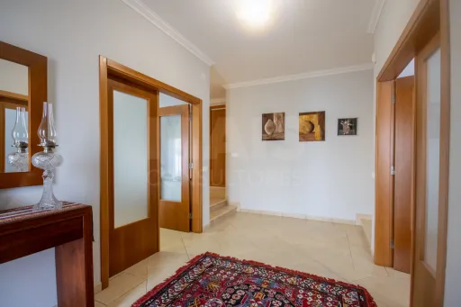 Moradia Térrea T5 com Piscina e Vista Deslumbrante – Serra de Aire e Candeeiros