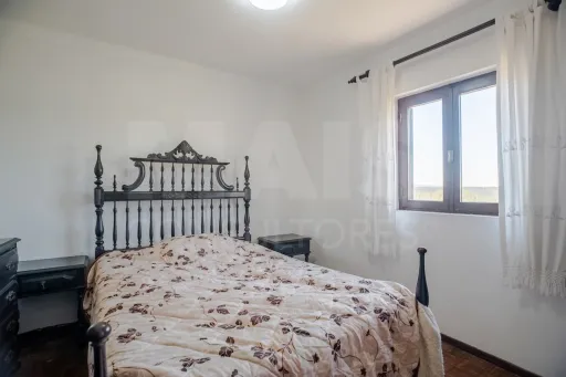 Quintinha T3 com 7.616 m² de terreno urbano e anexos (Casal do Rei)