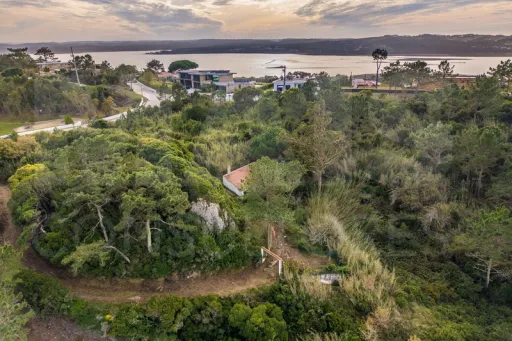 Refúgio Exclusivo na Foz do Arelho: Uma Oportunidade Única de Preservação e Natureza