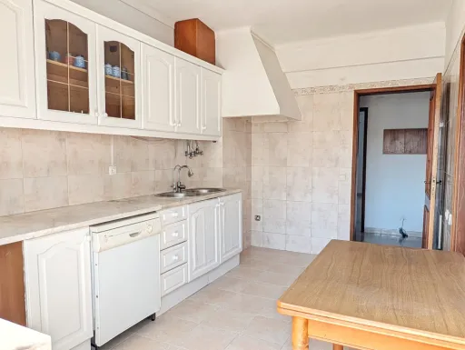 Apartamento T2 com 2 varandas fechadas e Prédio com Elevador – Varzinha, Setúbal