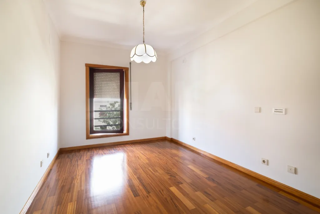 3-Bedroom Apartment in Linda-a-Velha