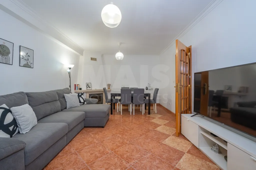 T2 com excelentes áreas, duas casas de banho e varandas em todas as divisões | Mina d'Água – Amadora