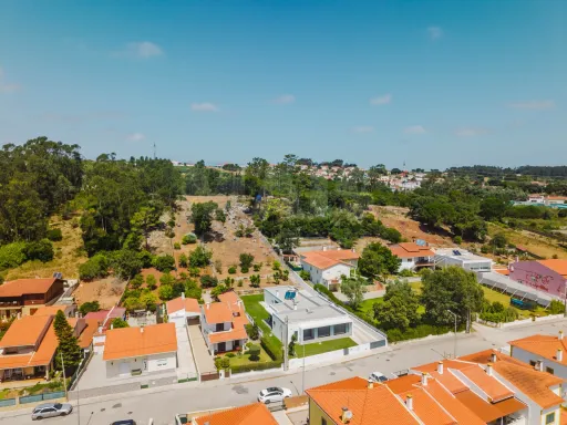Moradia T4 com Jardim, Garagem e Churrasqueira no Centro de Olho Marinho – Óbidos