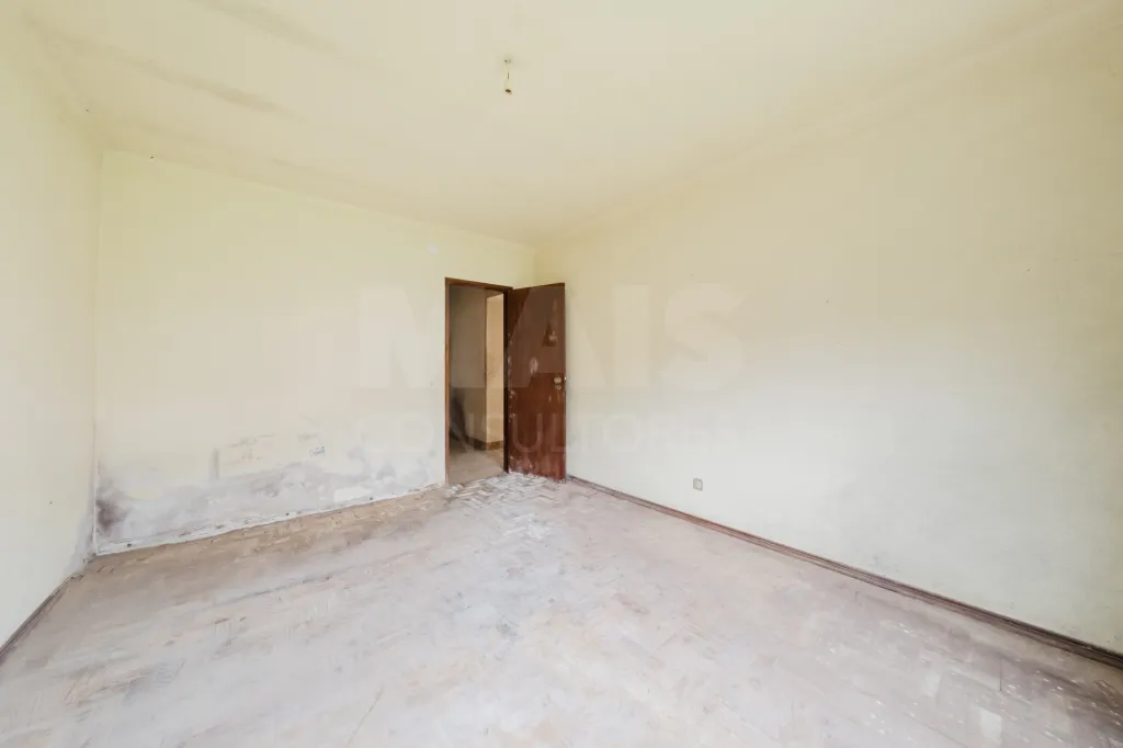 2 Moradias p/a recuperar em terreno plano c/ 4.603m2
