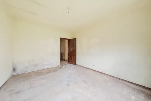 2 Moradias p/a recuperar em terreno plano c/ 4.603m2