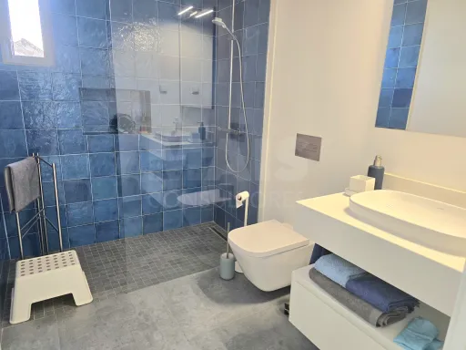 Moradia T4 térrea contemporânea com anexo T2 independente | Lote com 10.400 m² | Alvorninha