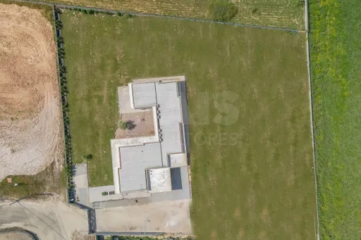 Moradia T4 térrea, semi-nova com terreno de 3500m2 em Salvaterra de Magos