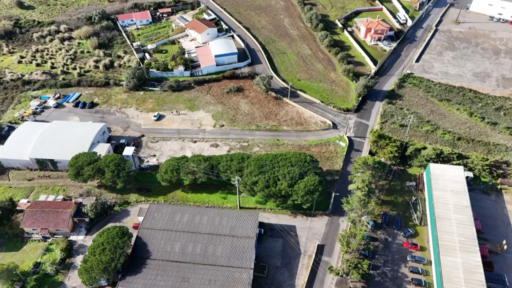 Armazém inserido em terreno de 9342m2 na Terrugem