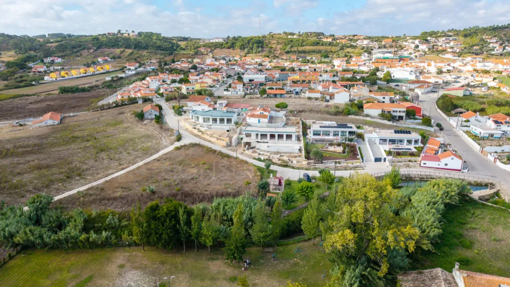 Moradia T4 com piscina em lote de 759m2 em Amoreira Óbidos