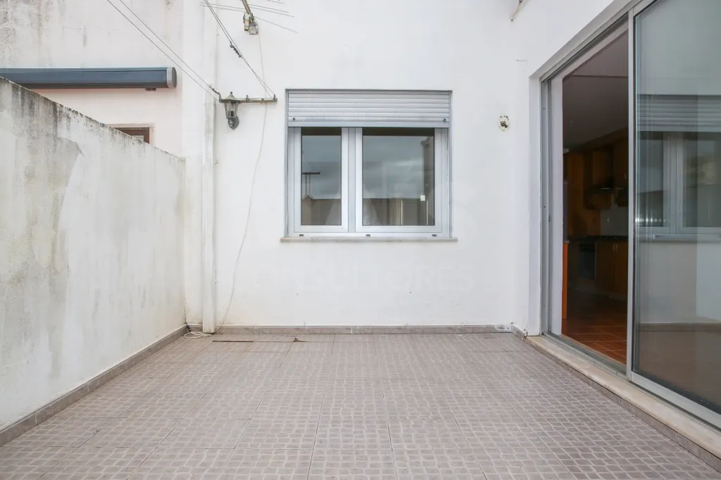 Amplitude e Conforto no Centro de Sobral de Monte Agraço Apartamento T2 Com Terraço
