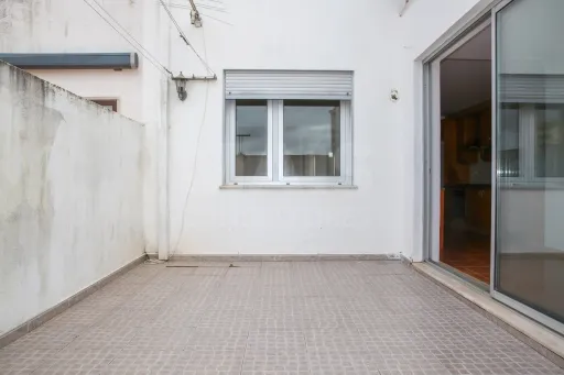 Amplitude e Conforto no Centro de Sobral de Monte Agraço Apartamento T2 Com Terraço