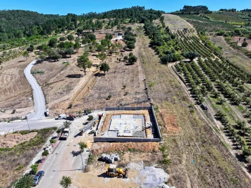 Moradia T3 Geminada c/ 1 Suite, Jardim, Parqueamento e Piscina! (LT2)