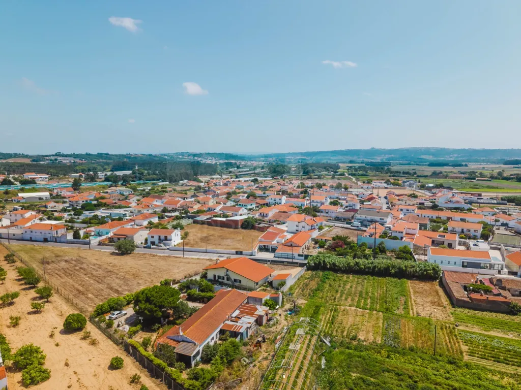 Moradia T4 com Jardim, Garagem e Churrasqueira no Centro de Olho Marinho – Óbidos