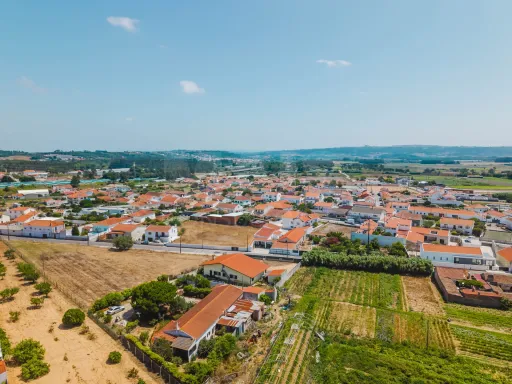 Moradia T4 com Jardim, Garagem e Churrasqueira no Centro de Olho Marinho – Óbidos