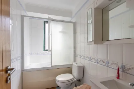 Moradia de dois pisos T5 118m2  renovada no Cadaval