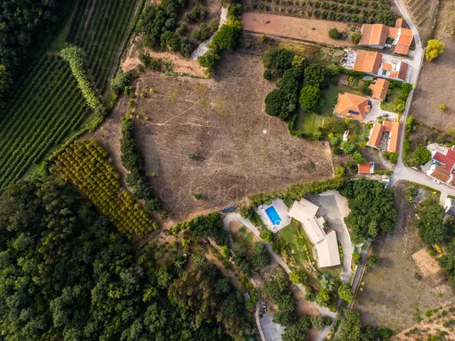 Propriedade única, a apenas 2 km de Alcobaça, com mais de 30.000 m² de terreno