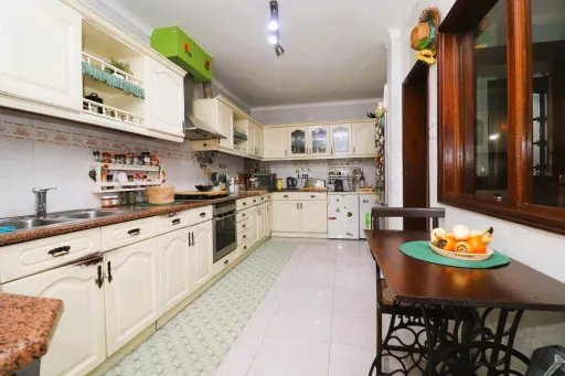 Moradia T4+1 com logradouro no Porto Alto