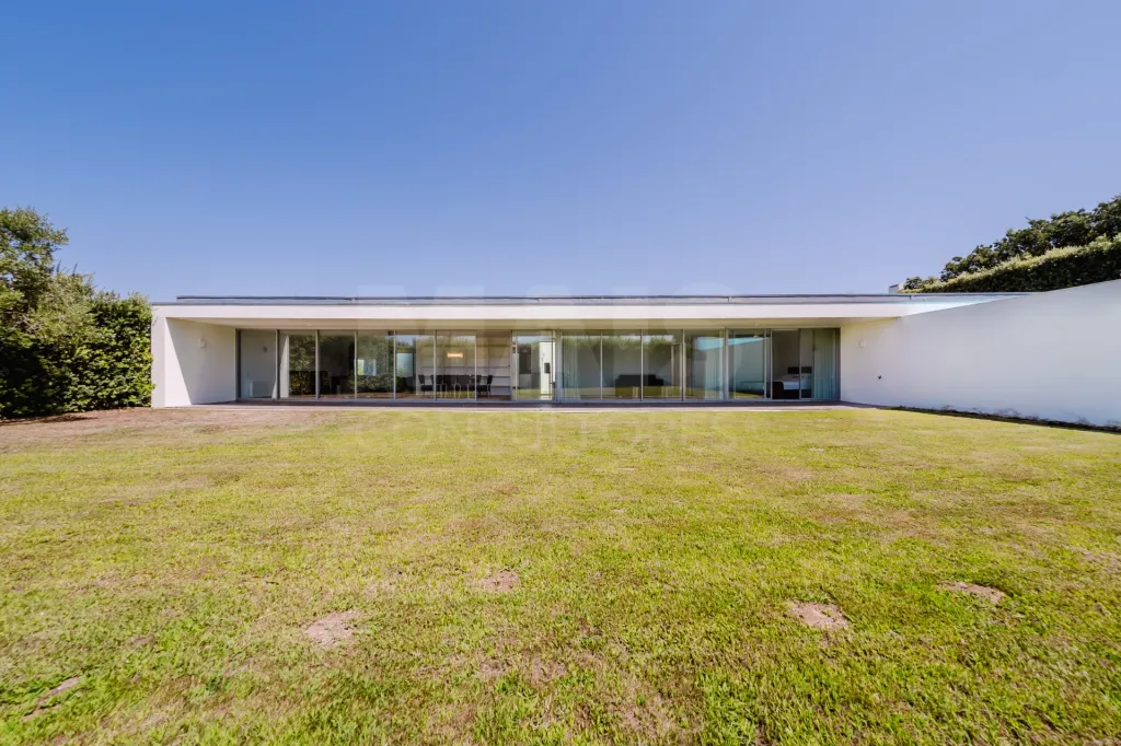 Moradia T4 com piscina inserida num lote com 1191m2