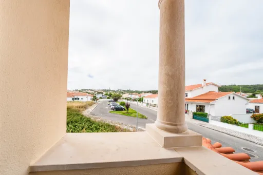 Moradia T4 em Olho Marinho | 260m² | Lote 734m²