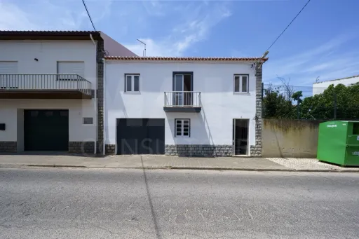 Moradia T2+1 com Garagem no Centro de Atouguia da Baleia