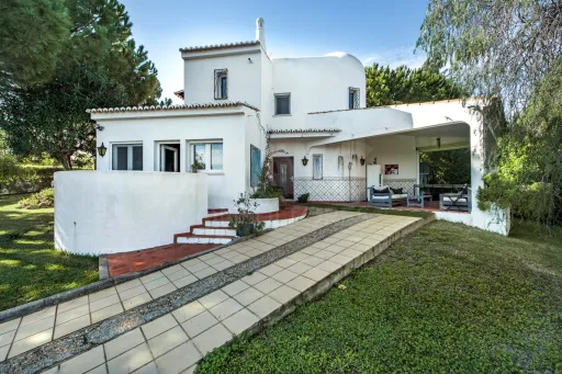 Moradia Exclusiva no Algarve – O Refúgio Perfeito para Viver ou Investir