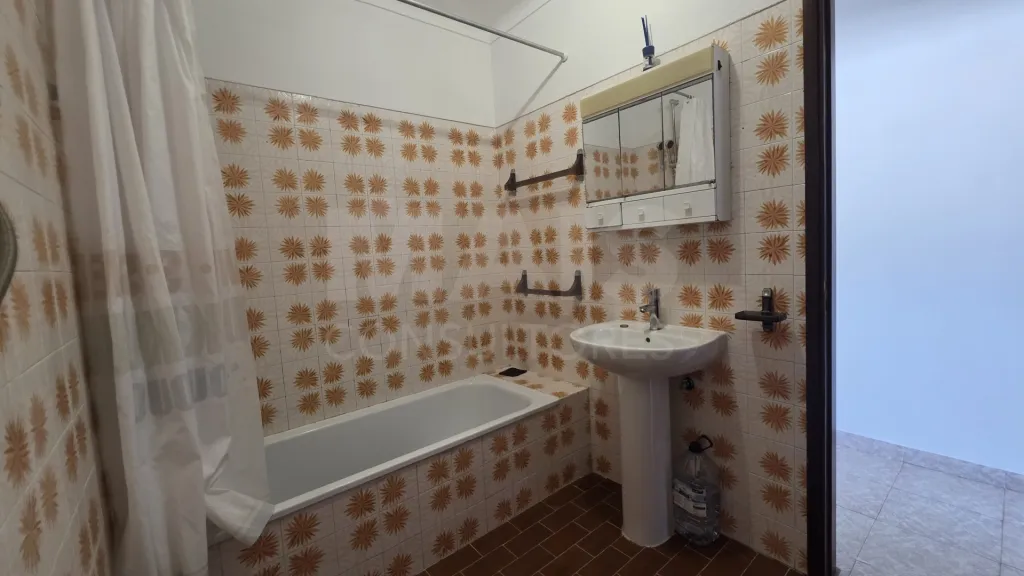 Apartamento T1 Transformado em T2 em Benavente | 70 m² | Excelente localização