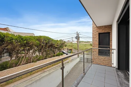 Deslumbrante Moradia T5 com Vista Mar, Piscina Privada e Excelente Exposição Solar