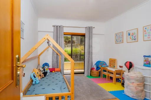 T2 com excelentes áreas, duas casas de banho e varandas em todas as divisões | Casal da Mira – Amadora
