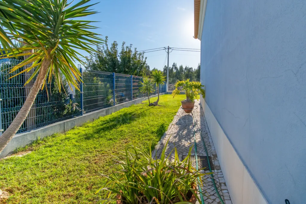 4-Bedroom House with Pool, 3 Garages, and 3,179 m² of Land in Almeirim