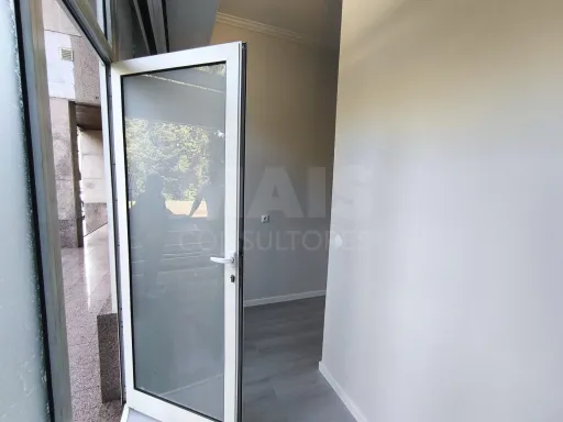 🏬Shop in Belas with 98,36m²