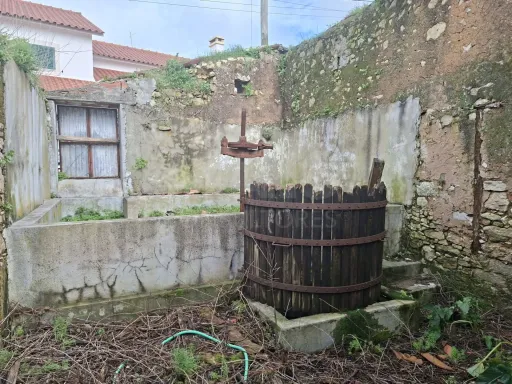 Moradia para recuperar inserida num terreno com 416m2