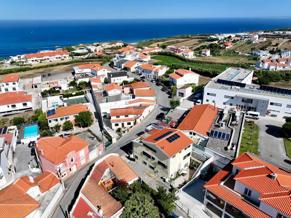 Ap. em Moradia T1+1, c/ Varanda, Vista Mar, Jacuzzi e Parqueamento !
